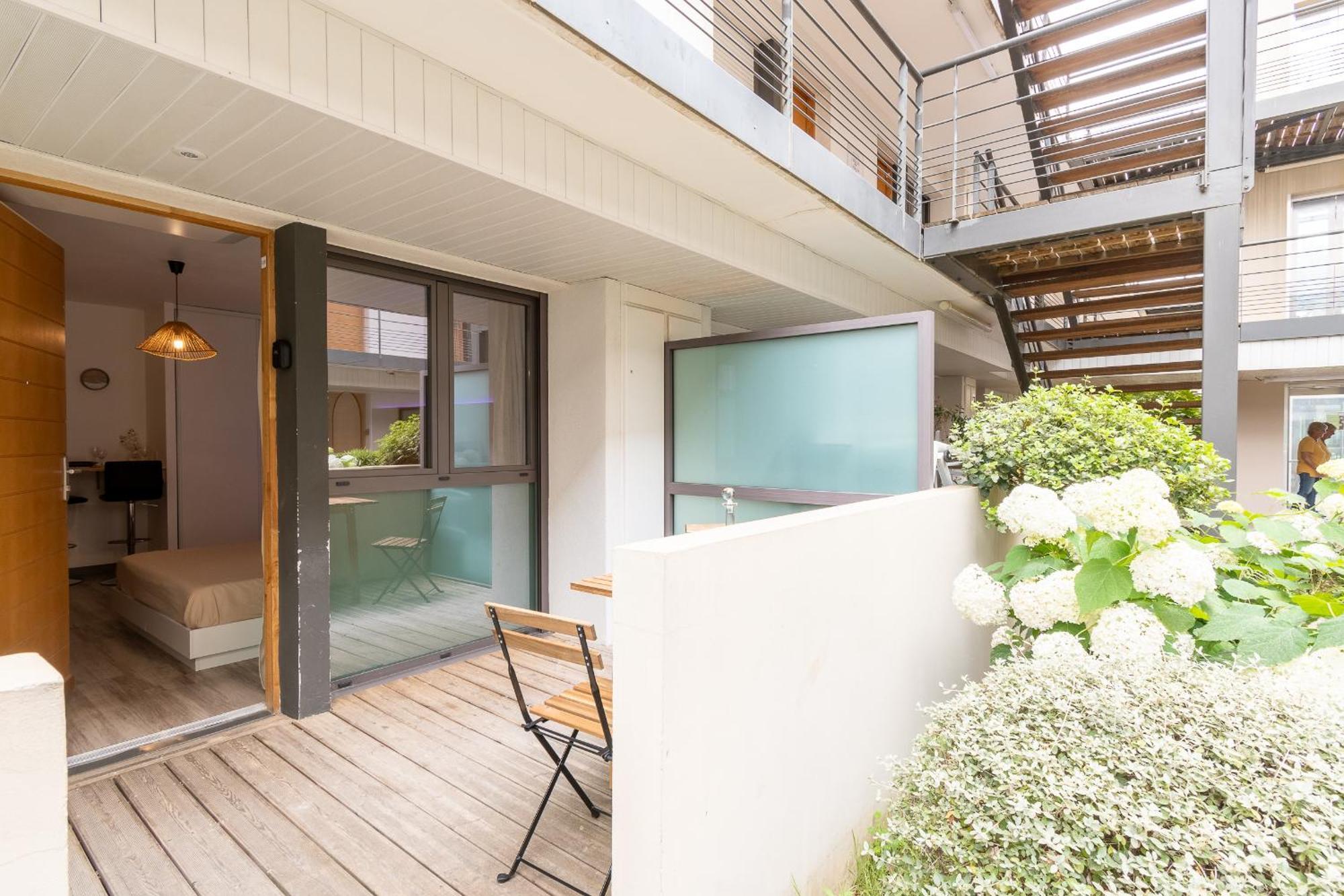 Aparthotel Le Petit Patio Fleuri Éguilles Exterior foto